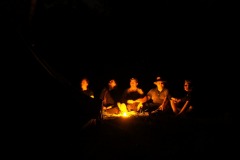 Gruppe vor Lagerfeuerschein