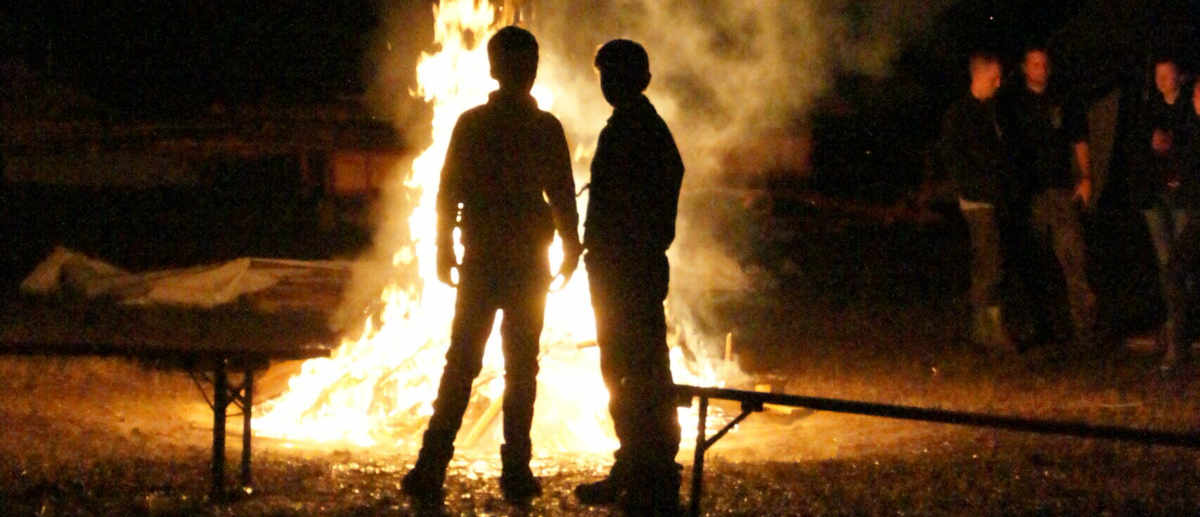Kinder vor Lagerfeuer