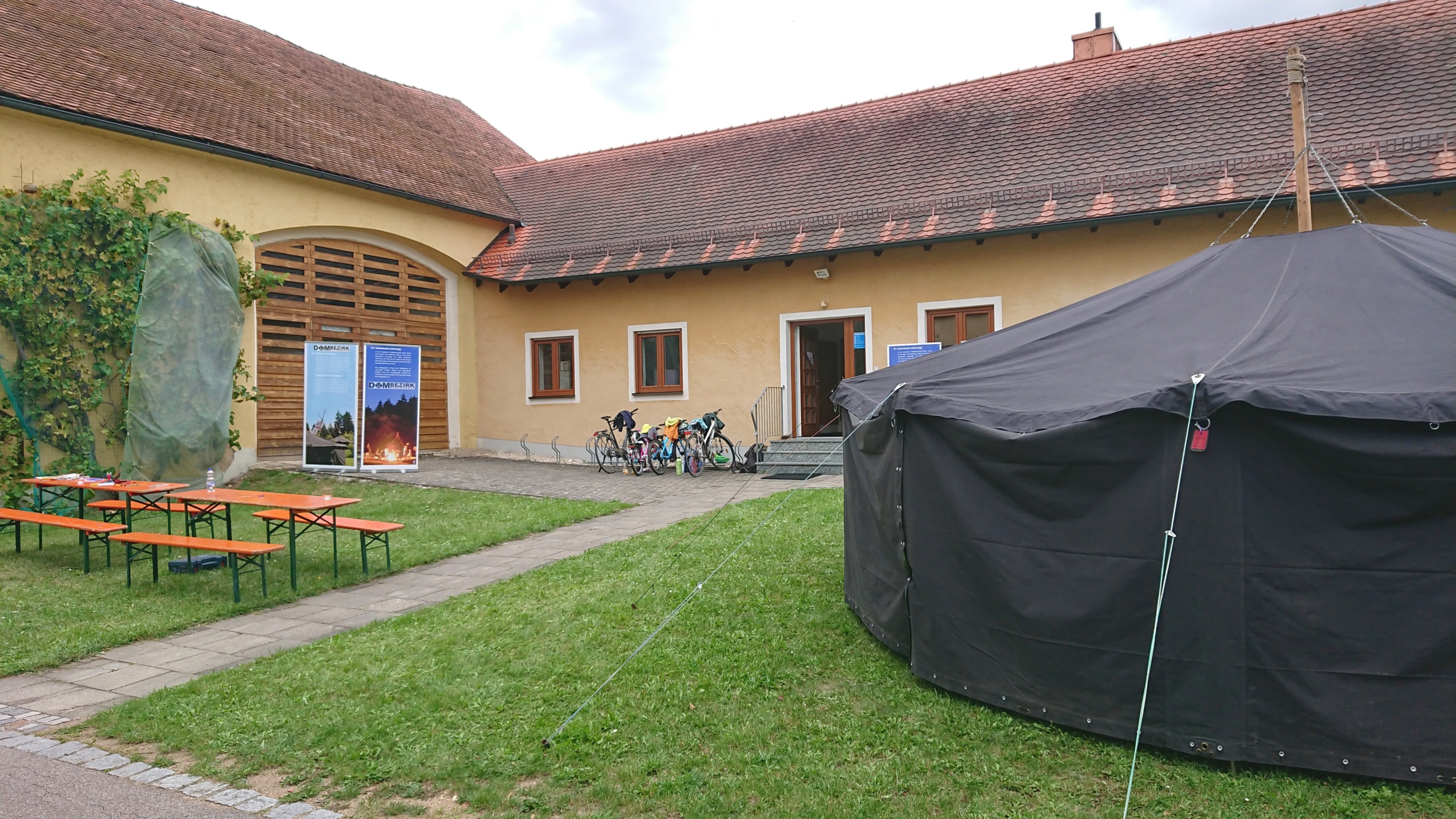 Zelt vor dem Pfarrheim