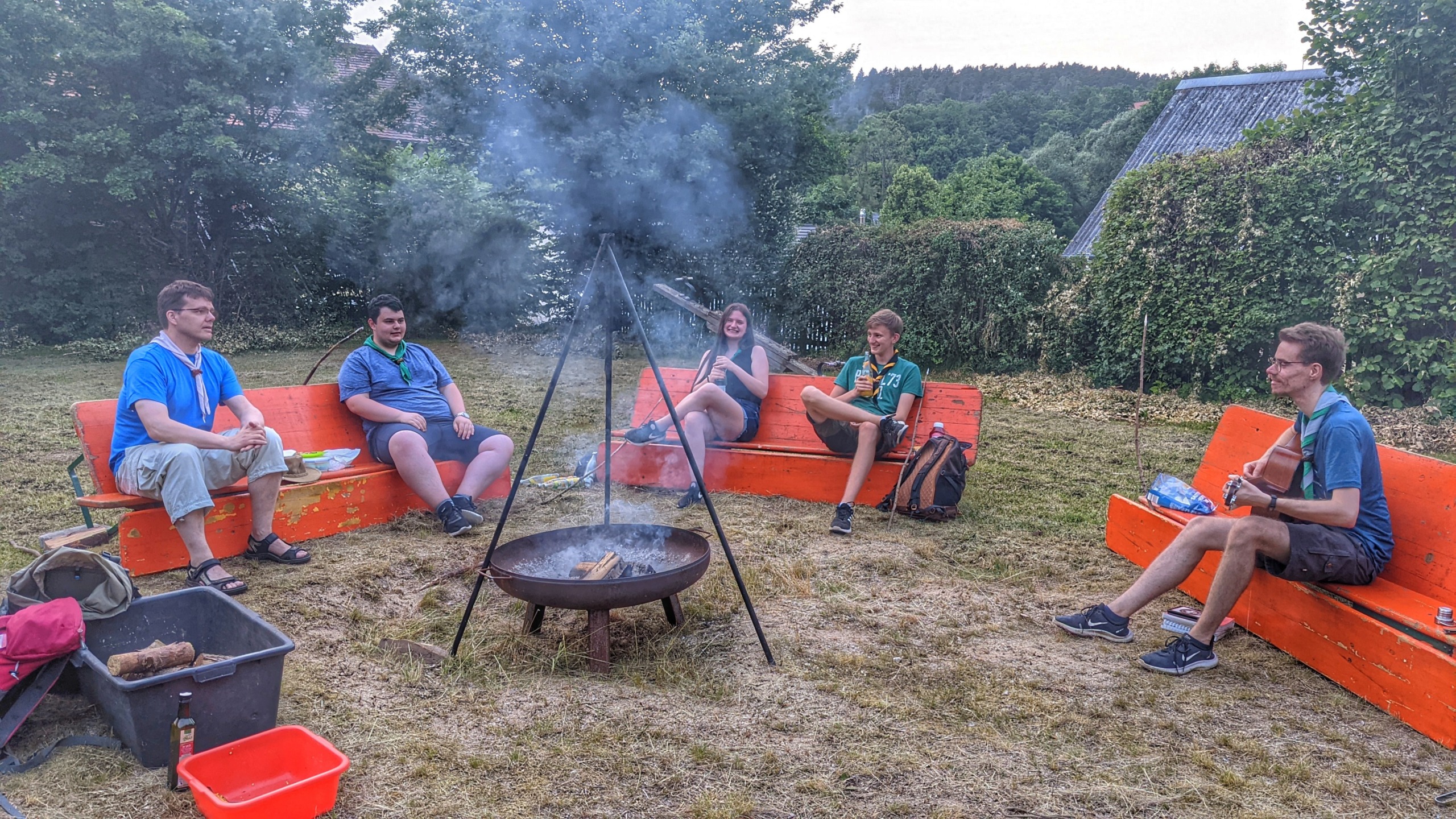 Lagerfeuer mit singenden Menschen