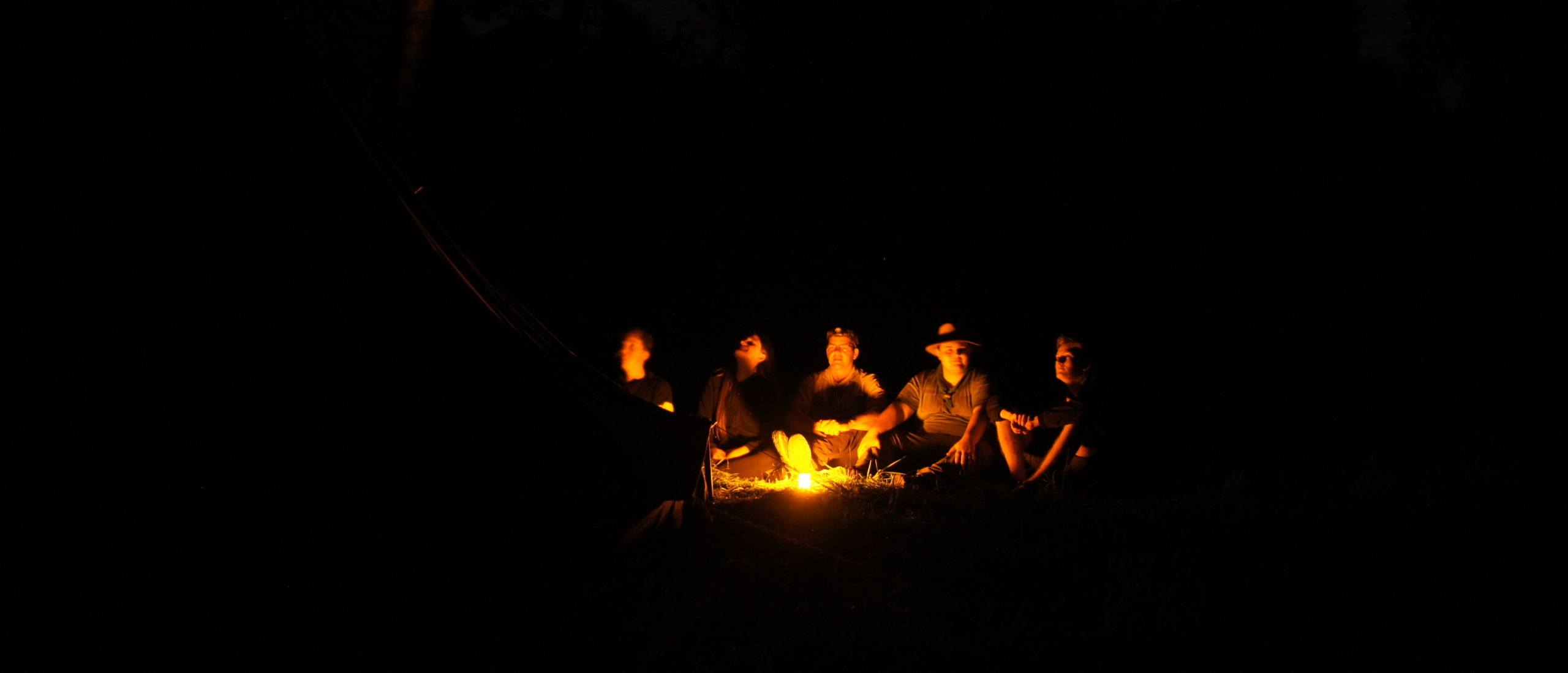 Gruppe vor Lagerfeuerschein